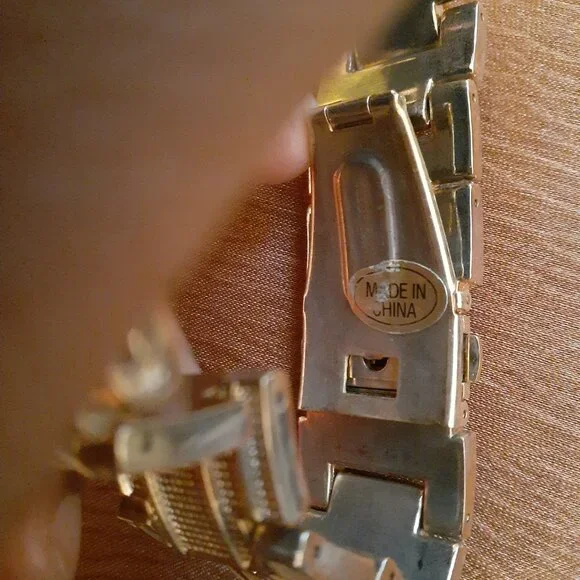 👤 VINTAGE DAIMOND INCLOSED ROYALTON WATCH ( NEEDS NEW BATTERY ) -    $30 - Picture 9 of 12